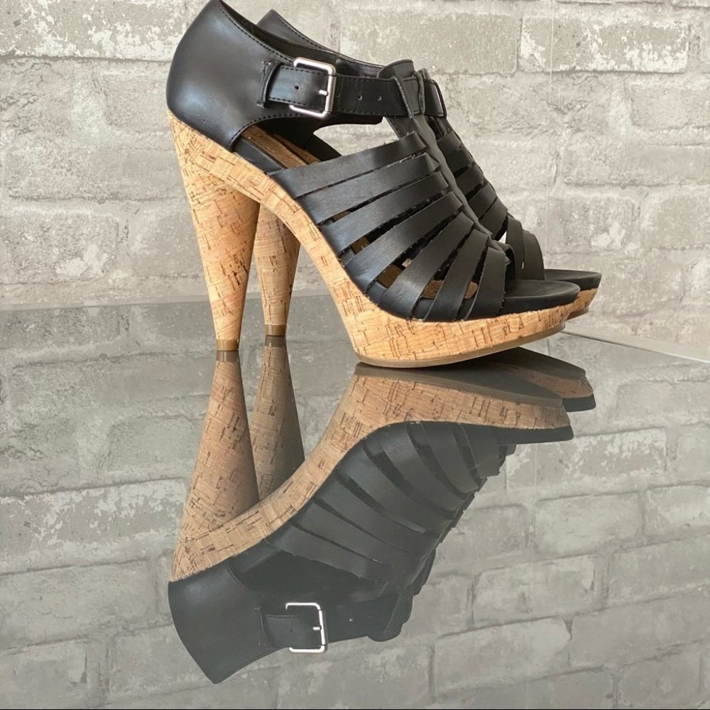 SOLD | NWOT Roberto Vianni Strappy Sandals